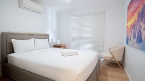 Iron/ironing board, WiFi (free), bed sheets - Paws & Palms Hideaway (Nelson Bay)