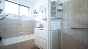 Shower - Paws & Palms Hideaway (Nelson Bay)