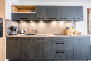 Kühlschrank, Mikrowelle, Ofen, Geschirrspüler
