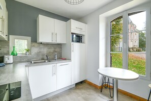 Fridge, microwave, oven, dishwasher - Le parc du château - Dépendance du château (Ryes)