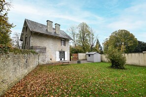 Exterior - Le parc du château - Dépendance du château (Ryes)