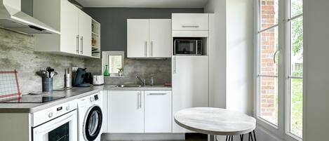 雪櫃、微波爐、焗爐、洗碗機