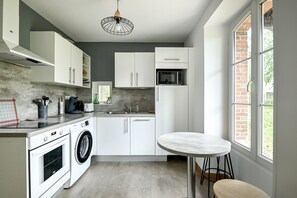 Fridge, microwave, oven, dishwasher - Le parc du château - Dépendance du château (Ryes)