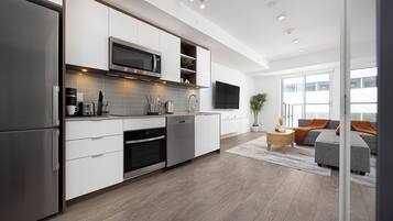 Réfrigérateur, four à micro-ondes, un four, surface de cuisson