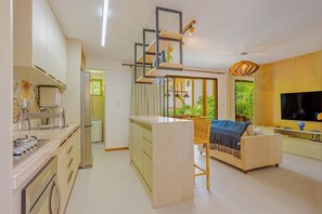 Kühlschrank, Mikrowelle, Ofen, Kochgeschirr/Geschirr/Besteck