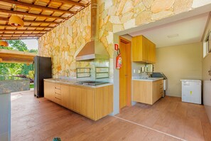 Wasserkocher mit Kaffee-/Teezubehör, Kühlschrank, Mikrowelle, Ofen