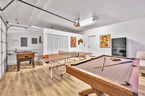 Game room - Bella Coachella 8BR Dream Home for Families & Friends (Coachella)