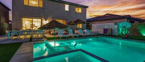 Alberca al aire libre y alberca climatizada