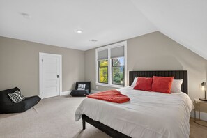 4 bedrooms, iron/ironing board, internet, bed sheets - Irvington Craftsman, 4 Ensuite beds,  Fenced Yard (Portland)