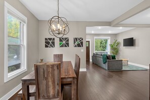 Interior - Irvington Craftsman, 4 Ensuite beds,  Fenced Yard (Portland)