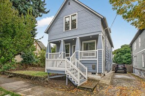 Exterior - Irvington Craftsman, 4 Ensuite beds,  Fenced Yard (Portland)