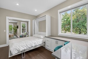 4 bedrooms, iron/ironing board, internet, bed sheets - Irvington Craftsman, 4 Ensuite beds,  Fenced Yard (Portland)