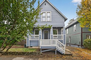 Exterior - Irvington Craftsman, 4 Ensuite beds,  Fenced Yard (Portland)