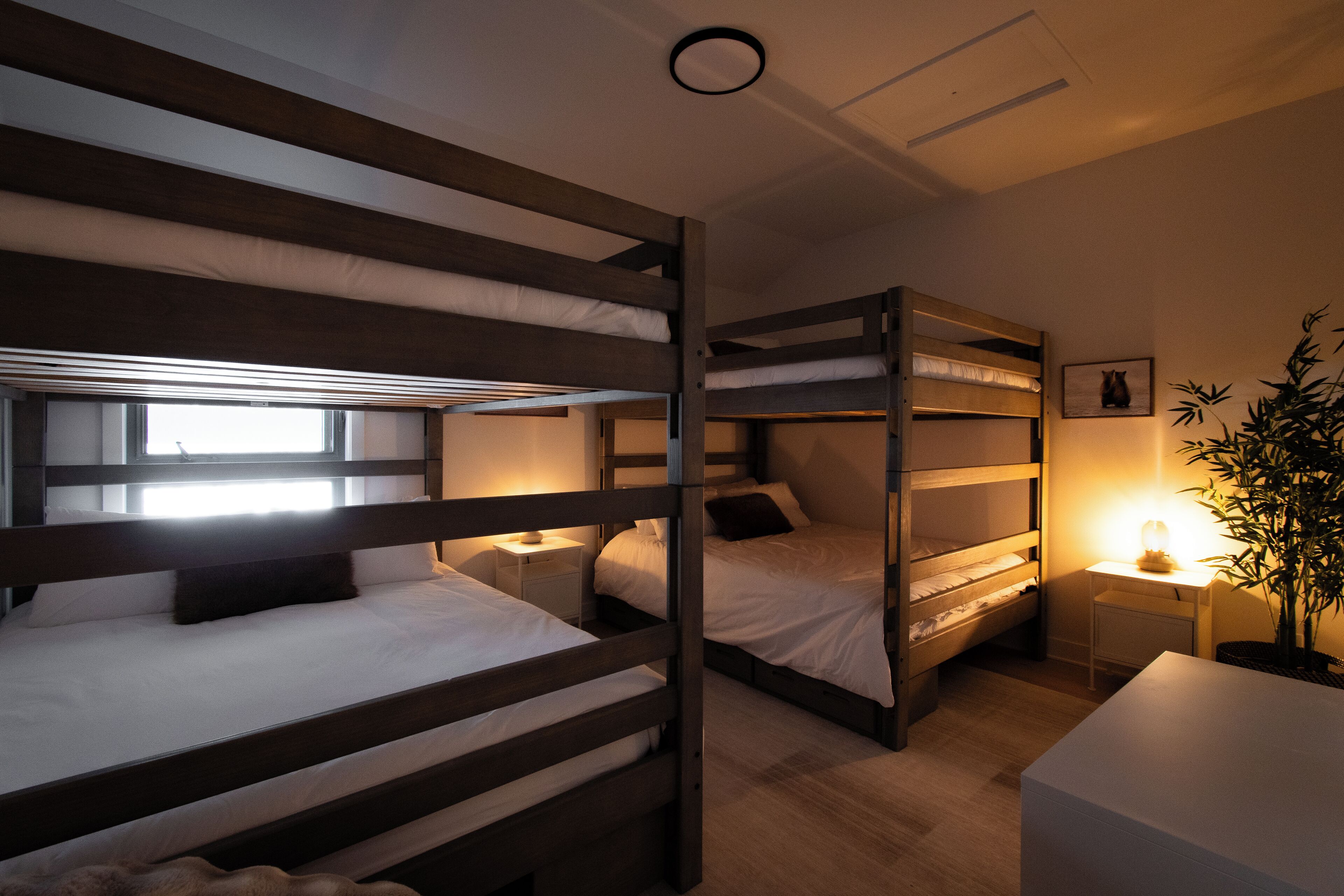 Condo supérieur, vue sur la montagne | Décor unique, ameublement unique, bureau