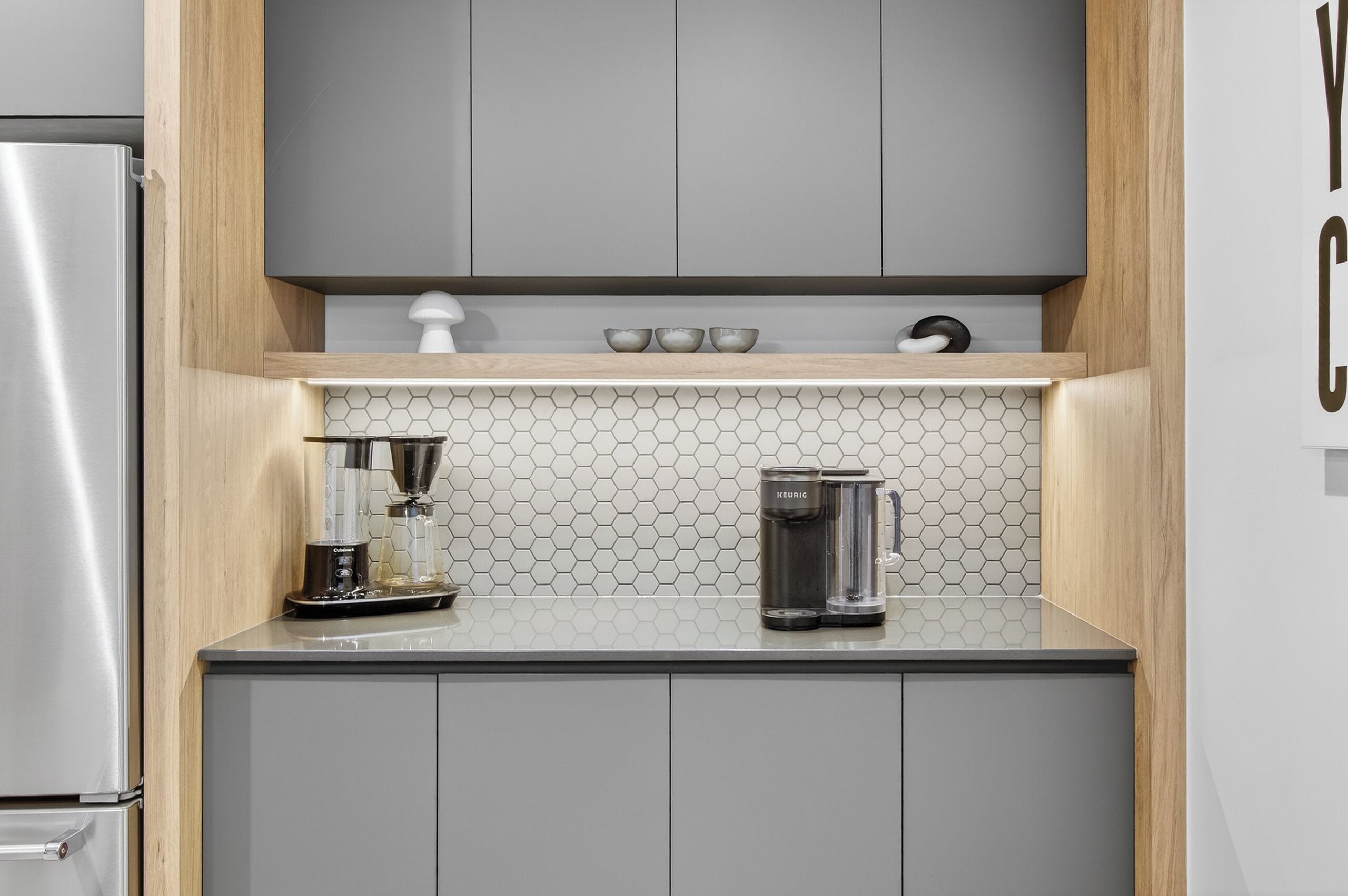 Refrigerador con freezer, microondas, horno, placa de cocina