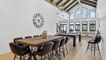 Condo supérieur, vue sur la montagne | Repas dans la chambre