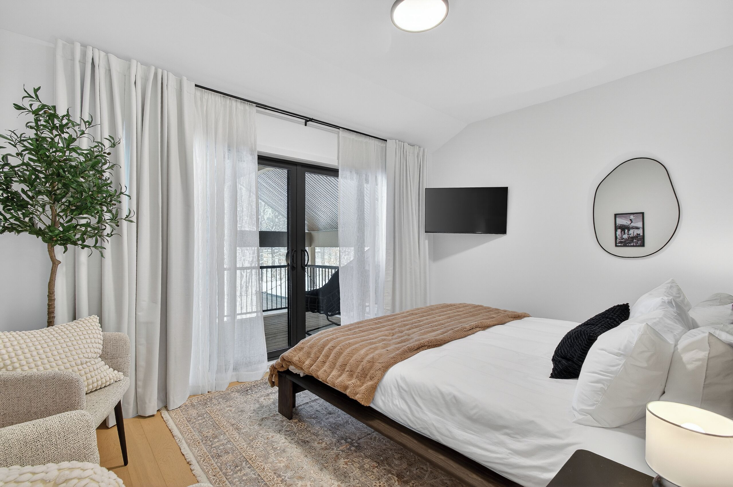 Condo superior, vista a la montaña | Decoración personalizada, muebles diferentes y escritorio 