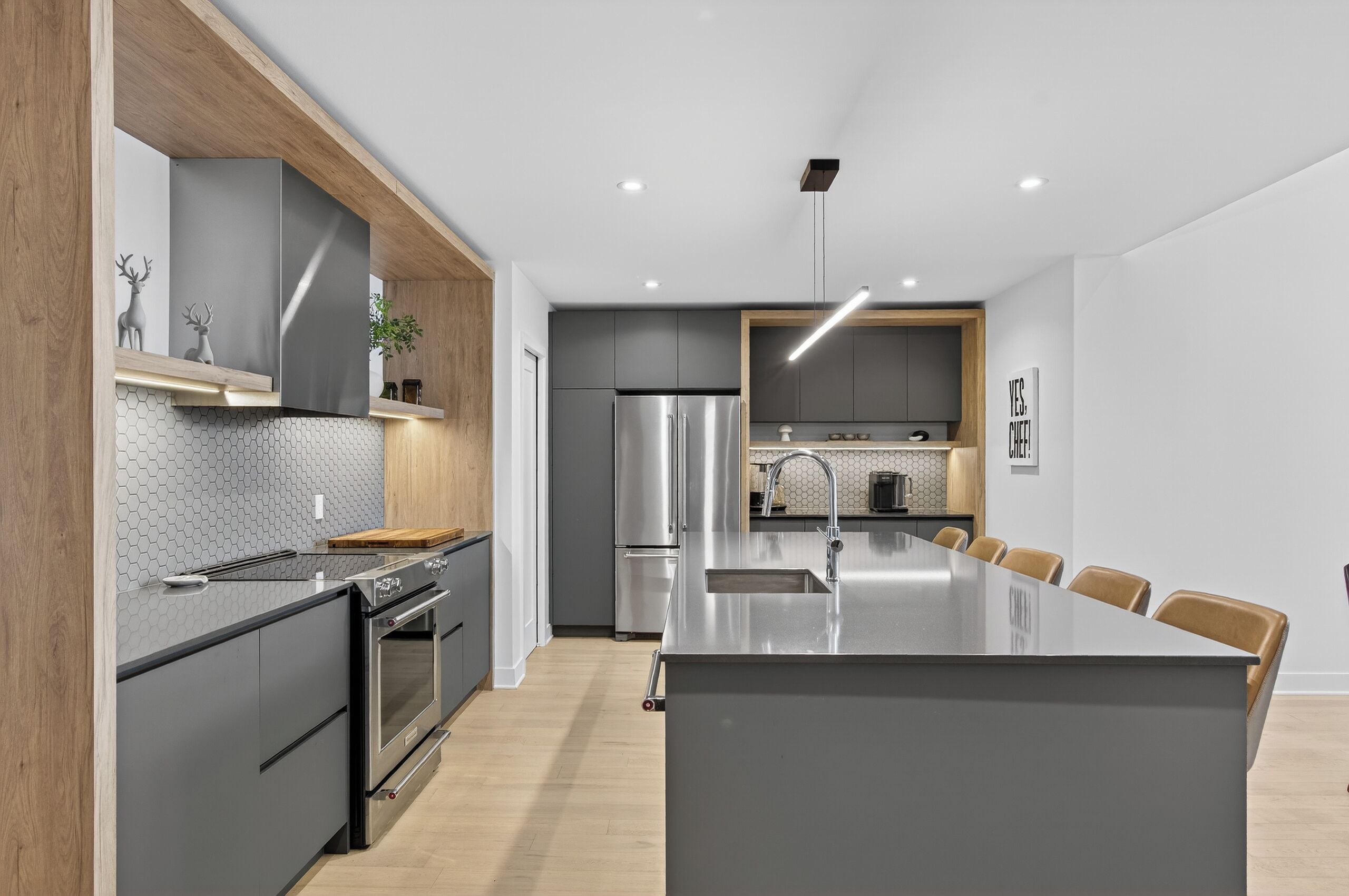 Refrigerador con freezer, microondas, horno, placa de cocina