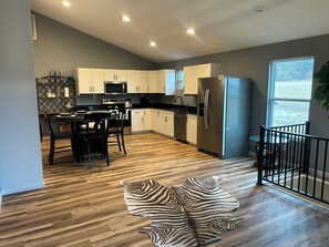 Microondas, horno, placa de cocina y lavavajillas