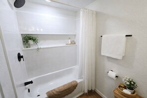 Pyyhkeet, saippua, vessapaperi