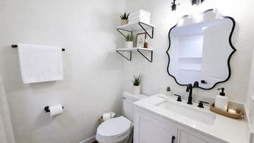 Toallas, jabón, papel de baño