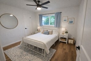 3 makuuhuonetta, työpöytä, silitysrauta/-lauta, ilmainen Wi-Fi