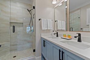 Douche, séchoir à cheveux, serviettes fournies, savon