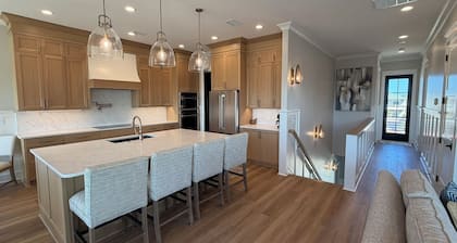 New Luxury Home, Private Pool, Elevator, Ocnfrnt Pool Access, Easy Beach Access