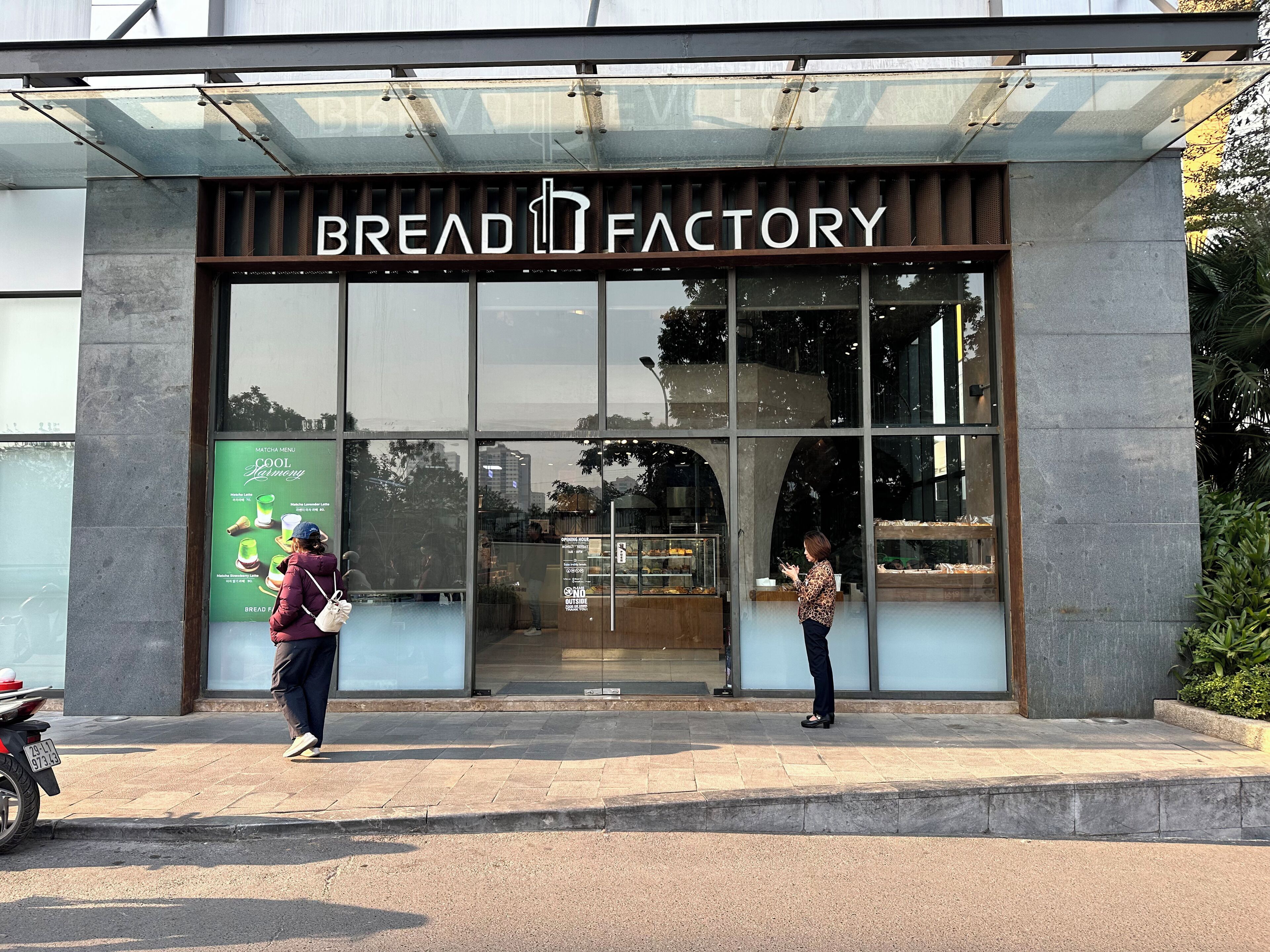Un escaparate con un amplio ventanal y el letrero "BREAD FACTORY".
