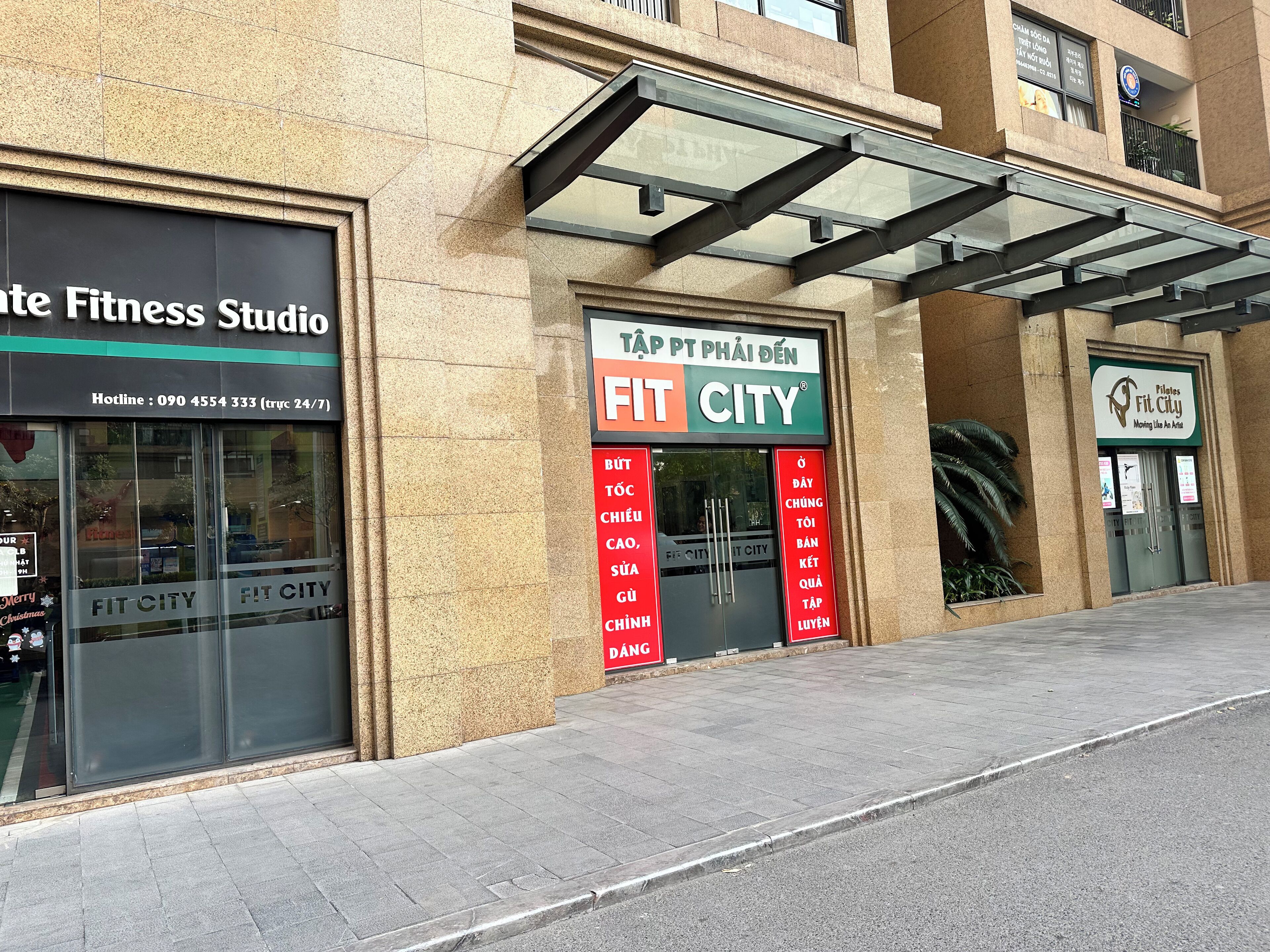 Un edificio comercial con un estudio de ejercicios y un gimnasio llamado Fit City.