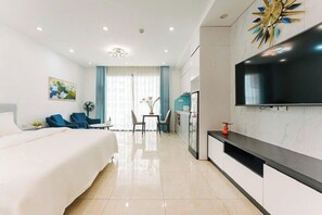 Superior appartement, 1 queensize bed, balkon, uitzicht op de stad | Lakens van Egyptisch katoen, luxe beddengoed