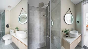 Deluxe-Apartment, 2 Schlafzimmer, Balkon, Stadtblick | Badezimmer | Dusche, Hydromassagedusche, kostenlose Toilettenartikel, Haartrockner