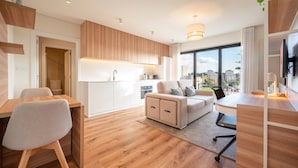 Un appartement moderne comprenant une cuisine, un coin repas et un salon.