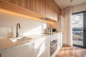 Fridge, microwave, oven, dishwasher - GuestReady - Maleo Living Apartments - 7C1 (Lisbon)