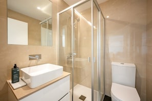 Shower, hair dryer, towels - GuestReady - Maleo Living Apartments - 7C1 (Lisbon)