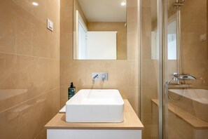 Shower, hair dryer, towels - GuestReady - Maleo Living Apartments - 7C1 (Lisbon)