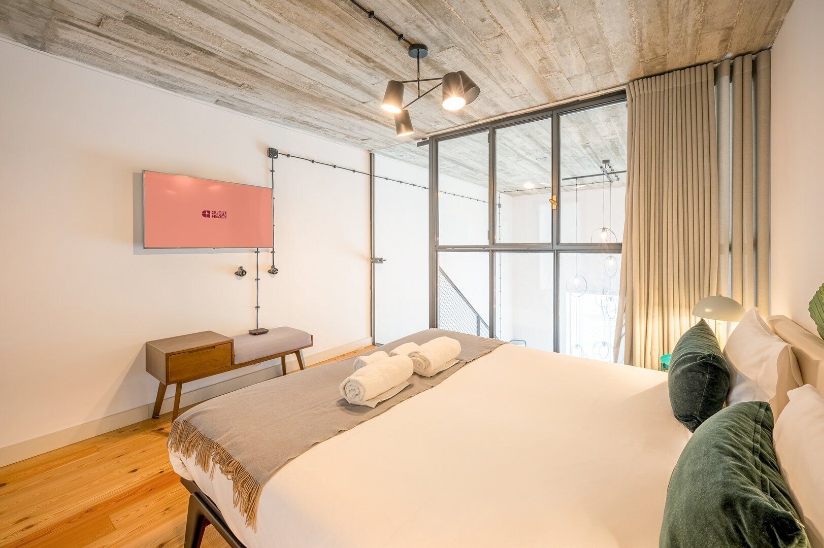 Tabla de planchar con plancha, internet y ropa de cama 