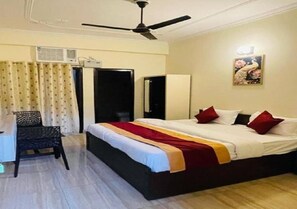 Deluxe Double Room | Desk, laptop workspace, free WiFi