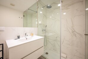 Douche, sèche-cheveux, serviettes fournies