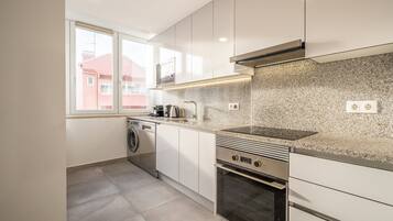 Coffee/tea maker, fridge, microwave, oven