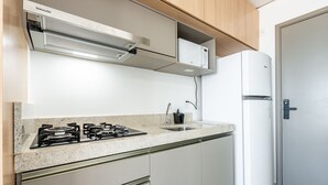 Fridge, microwave, stovetop, toaster - Icon Housi in Boa Viagem New 300m From the Sea By Carpediem (Recife)