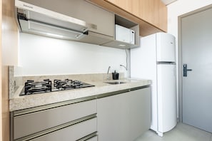 Comfort Apartment | Private kitchen | Fridge, microwave, stovetop, toaster - Icon Housi in Boa Viagem New 300m From the Sea By Carpediem (Recife)