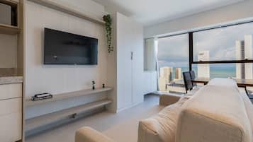 Appartement | Woonruimte | Een 43-inch smart-tv met digitale zenders, Netflix en streamingdiensten