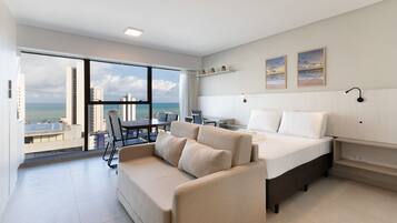 Apartament | Sala d'estar | Televisor intel·ligent de 43 polzades amb canals digitals i Netflix