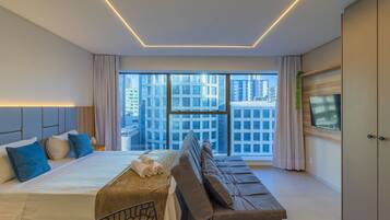 1 habitación, cortinas blackout y tabla de planchar con plancha