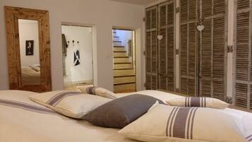 2 bedrooms, desk, iron/ironing board, WiFi