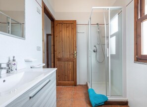Regadera, secadora de cabello, bidet, toallas 