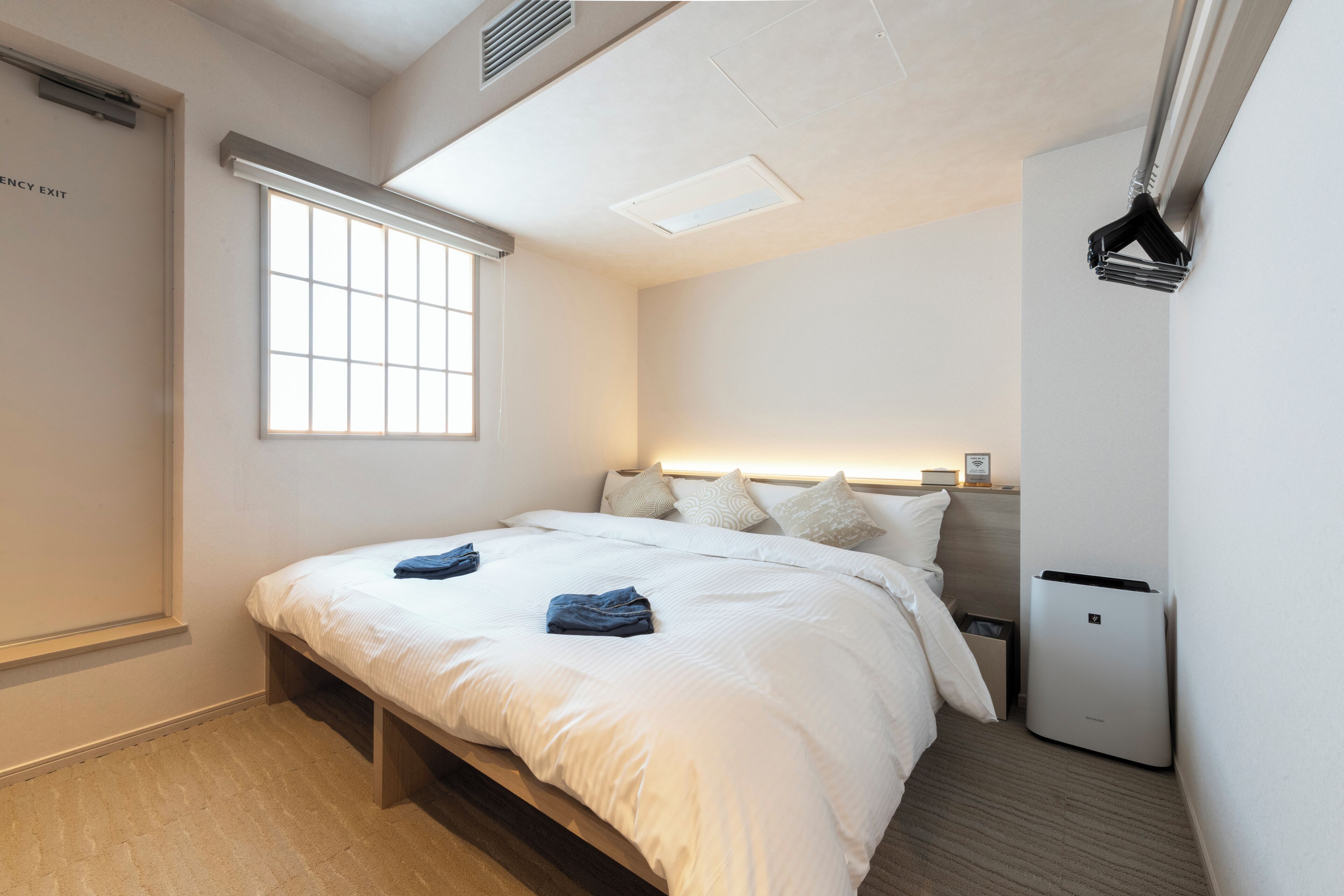 خزنة داخل الغرفة ومساحة عمل للكمبيوتر المحمول ومكواة/لوح كي