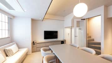 Deluxe appartement | Een kluis op de kamer, een laptopwerkplek, een strijkplank/strijkijzer