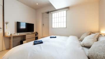 Eenvoudige tweepersoonskamer, balkon | Een kluis op de kamer, een laptopwerkplek, een strijkplank/strijkijzer